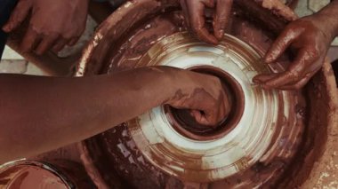 Seramik atölyesinde Clay Pot 'u şekillendirmek