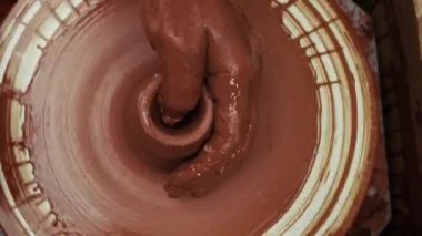 Seramik atölyesinde Clay Pot 'u şekillendirmek