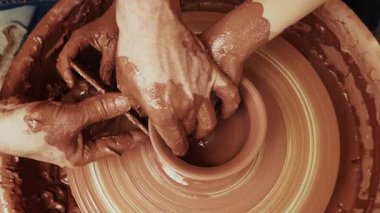 Seramik atölyesinde Clay Pot 'u şekillendirmek