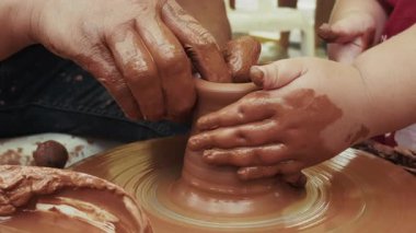 Seramik atölyesinde Clay Pot 'u şekillendirmek