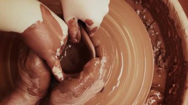 Seramik atölyesinde Clay Pot 'u şekillendirmek