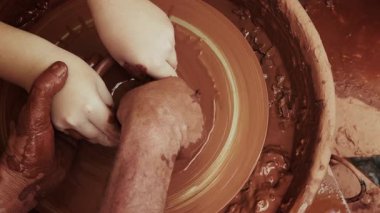 Seramik atölyesinde Clay Pot 'u şekillendirmek