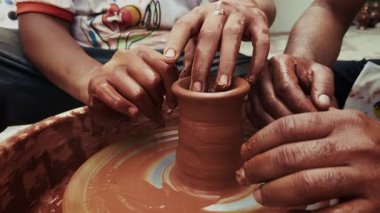 Seramik atölyesinde Clay Pot 'u şekillendirmek