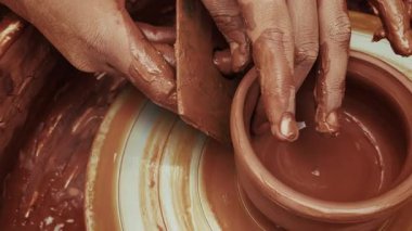 Seramik atölyesinde Clay Pot 'u şekillendirmek
