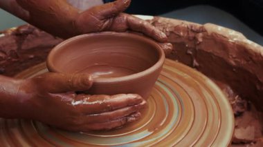 Seramik atölyesinde Clay Pot 'u şekillendirmek