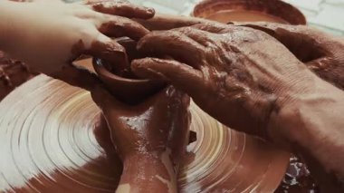 Seramik atölyesinde Clay Pot 'u şekillendirmek