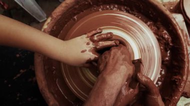 Seramik atölyesinde Clay Pot 'u şekillendirmek