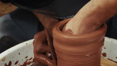 Seramik atölyesinde Clay Pot 'u şekillendirmek