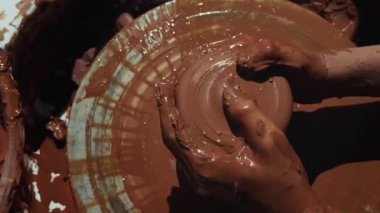 Seramik atölyesinde Clay Pot 'u şekillendirmek