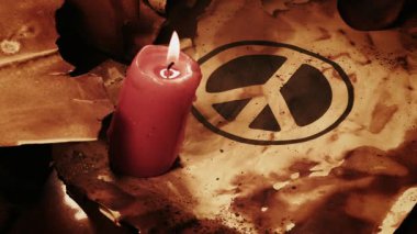 Mum Işığındaki Eski Antik Parşömende Barış Sembolü