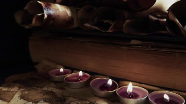 İlahi Takdir Gözü İlluminati Sembolü Mum Işığındaki Eski Parşömen Üzerine 