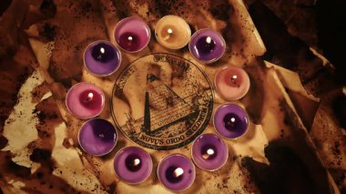 İlahi Takdir Gözü İlluminati Sembolü Mum Işığındaki Eski Parşömen Üzerine 