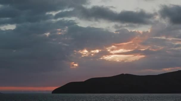 美しい夕日を持つ太平洋のニューカレドニアのカメの湾で午後遅くのタイムラプス 空に大きなオレンジ色の輝きが見える — ストック動画