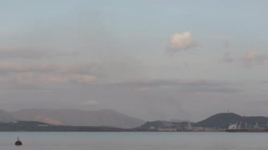 Pasifik Okyanusu'nda, Yeni Kaledonya'da bir nikel fabrikası üzerinde Moonrise.