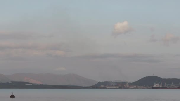 Lever de lune au-dessus d'une usine de nickel en Nouvelle-Calédonie, dans l'océan Pacifique .