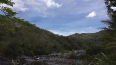 New Caledonia dağlarında öğleden sonra. Bulutların varlığı, mavi gökyüzü.
