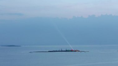 Günbegün Güney Pasifik 'te gökyüzüne ve tekne trafiğine ışık tutulan bir adanın zamanlaması..