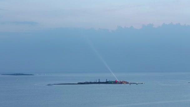 南太平洋の島の夜のタイムラプスには 空とボートの交通信号が上がっています — ストック動画