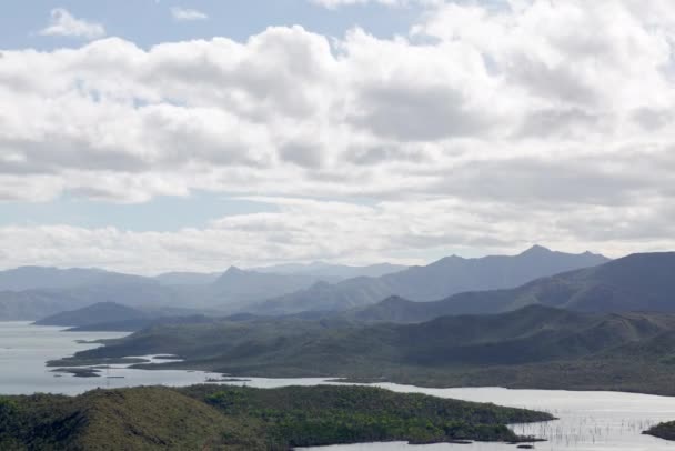 Zeitraffer Großer Wolken Und Sonnenstrahlen Die Den Blue River Lake — Stockvideo