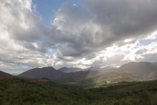 Timelapse Gros Nuages Rayons Soleil Illuminant Plaine Nouvelle Calédonie — Video