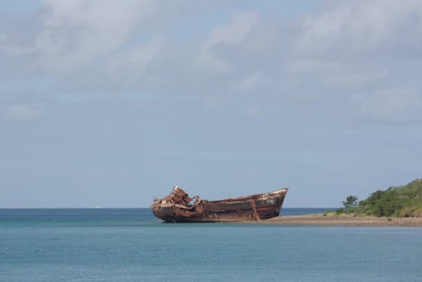 ニューカレドニアの海岸に漂着した錆びた難破船の経過 — ストック動画