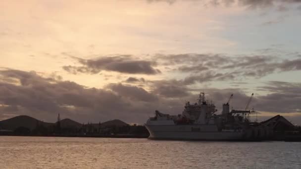 Zeitraffer Eines Wissenschaftsschiffs Bei Sonnenuntergang Hafen Von Noumea Neukaledonien — Stockvideo