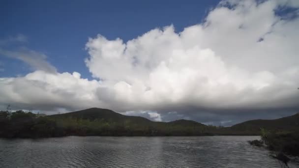 Timelapse Regniga Moln Över Flod Södra Nya Kaledonien — Stockvideo