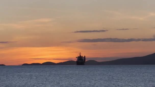 Timelapse Båt Som Lämnar Hamnen Noumea Vid Solnedgången — Stockvideo