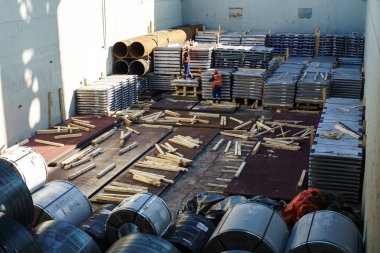 Kargo işlemi sırasında kargo limanında gemiler. Çelik kargo ambarında. Stevedors kargo ambarında