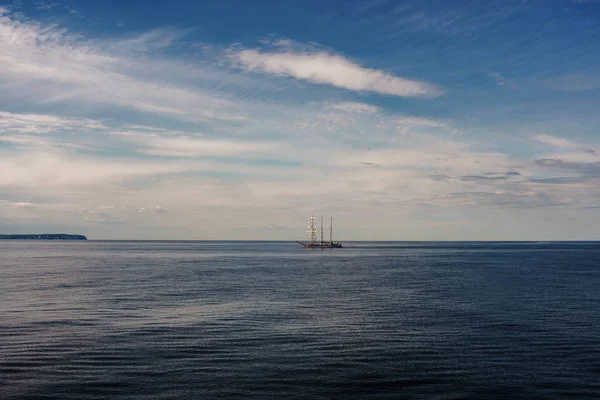 Großes Segelboot Auf See Wunderschöne Meereslandschaft — Stockfoto