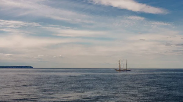 Großes Segelboot Auf See Wunderschöne Meereslandschaft — Stockfoto