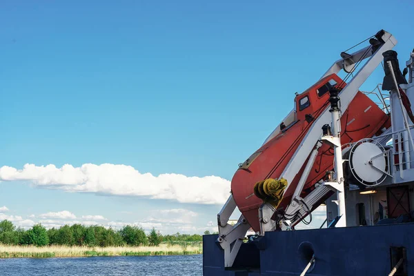 Kargo gemisinde turuncu serbest düşüş yaşam teknesi. Hayat kurtaran ekipmanlar.