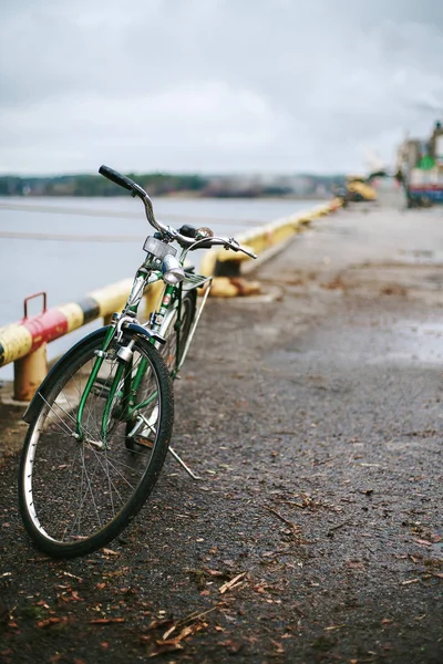 Schwedengrünes Fahrrad Auf Dem Pier Des Frachthafens Schweden — Stockfoto