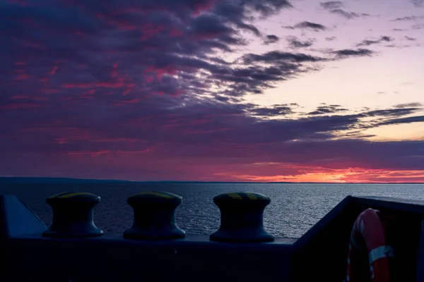 Βράδυ Στη Θάλασσα Ήλιος Που Δύει Όμορφα Χρώματα Τον Ουρανό — Φωτογραφία Αρχείου