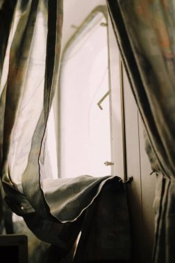 Kabindeki perdeleri aydınlatıcından gelen olay ışığı. Bulanık -lık. 