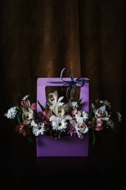 Mor bir kortonal sepet çiçek Narin ve güzel hediye buketi. Close. Çiçek