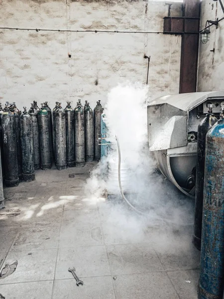 bir benzin istasyonunda azot ile tank yakıt ikmali.