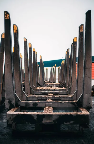 Remolque para el transporte de carga de madera está en puerto. Desenfoque. antecedentes —  Fotos de Stock