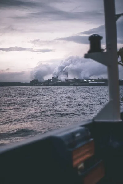 Asap berasal dari cerobong asap tanaman selulosa. Port Swedia . — Stok Foto
