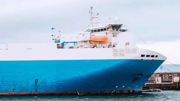 Bow of Ro-Ro vessel side view. Blue and white ship stay in port. — Stock Photo, Image