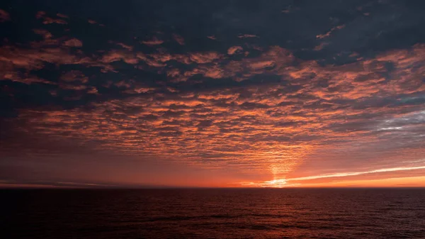 Un cartel frente a una puesta de sol — Foto de Stock