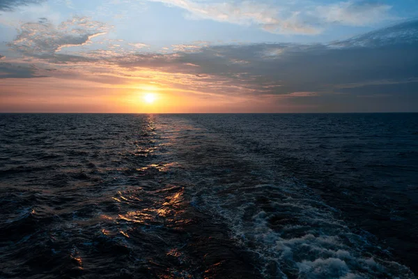 Ηλιοβασίλεμα πάνω από μια υδάτινη μάζα — Φωτογραφία Αρχείου