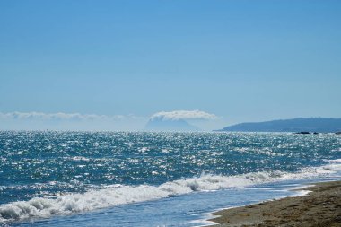İspanyol sahilinden Cebelitarık kayasının görünümü.