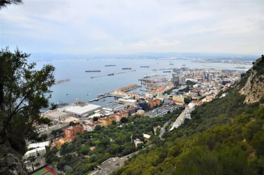 Şehir ve liman üzerinde Cebelitarık kaya Panoraması.