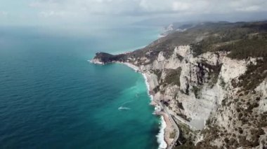 Varigotti üzerinde uçan drone, Liguria, İtalya