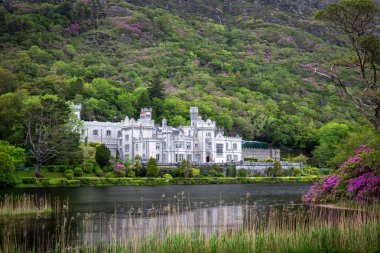 Connemara Eyaleti Galway İrlanda 'daki Kylemore Manastırı