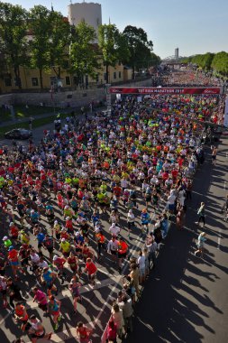 Riga, Letonya - 19 Mayıs 2019: Riga Tet maraton koşucuları başlangıç çizgisinden koşuyor