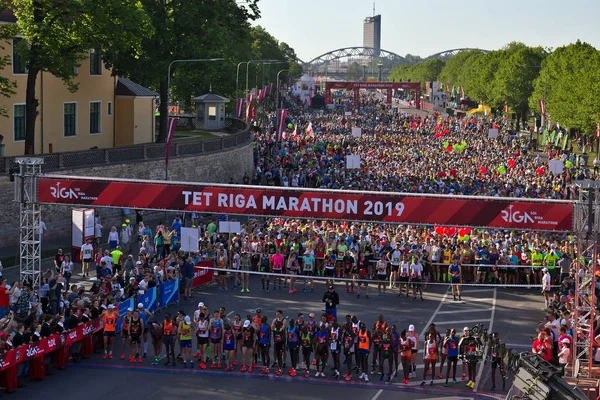 Riga, Letonya - 19 Mayıs 2019: Riga Tet maratonunun elit koşucuları etnik çeşitlilikte başlangıç çizgisinde sıraya giriyor — Stok fotoğraf