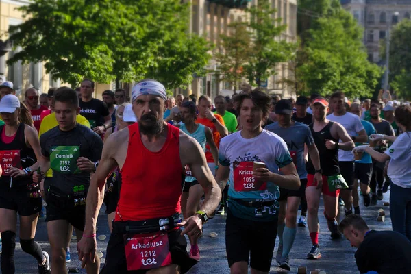 Рига, Латвия - 19 мая 2019 года: устрашающий бородатый мужчина бежит в толпе марафонцев — стоковое фото