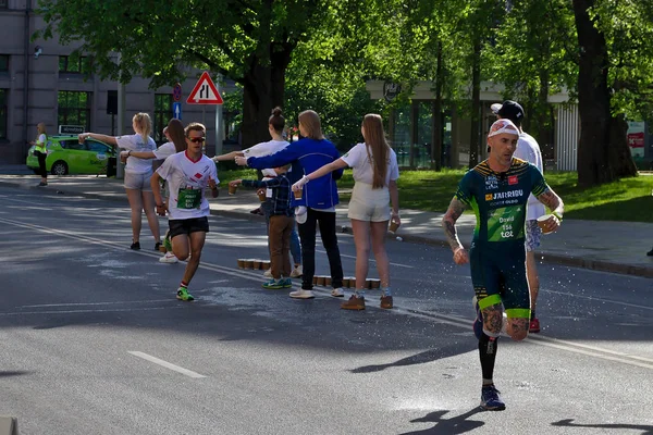 Riga, Letónia - 19 de Maio de 2019: Os corredores mais rápidos que chegam ao primeiro ponto de refresco — Fotografia de Stock